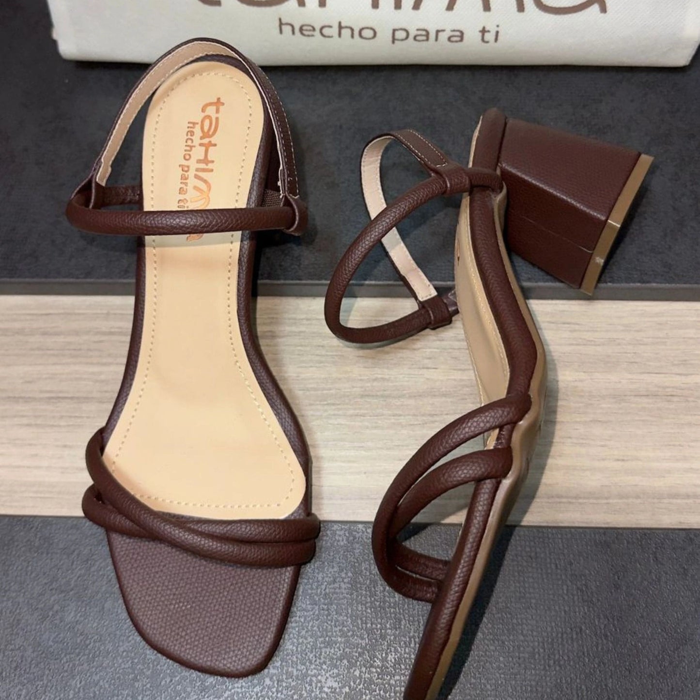 SANDALIA TACÓN MEDIO TAHYMA + CAJA